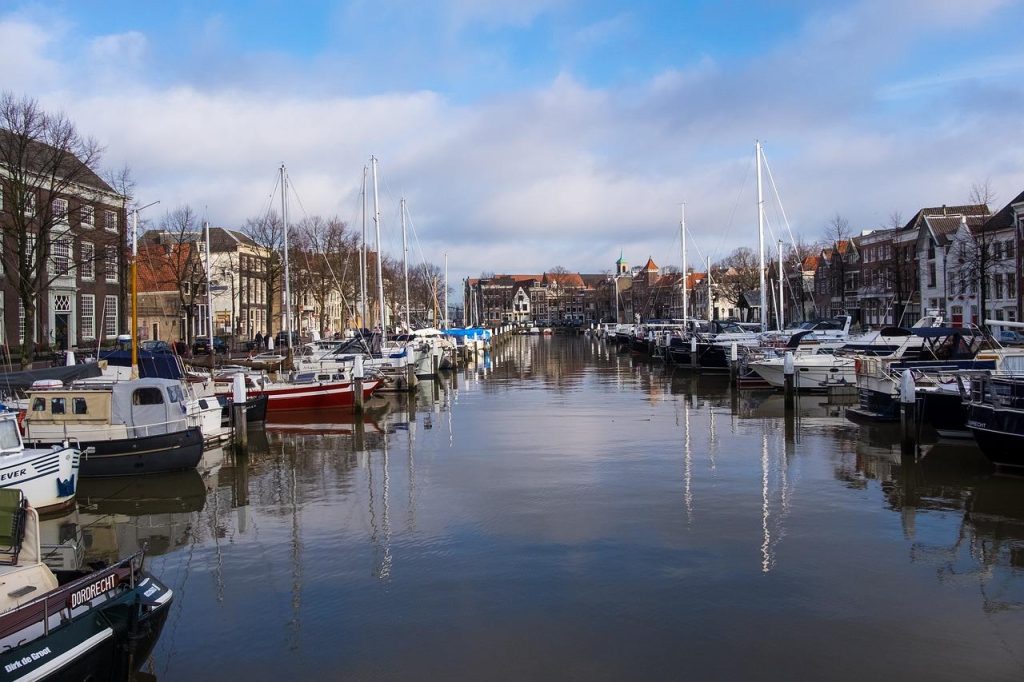 Dordrecht skyline met Grote Kerk toren en rivierenpunt, symboliserend nieuws en gebeurtenissen in deze historische Hollandse