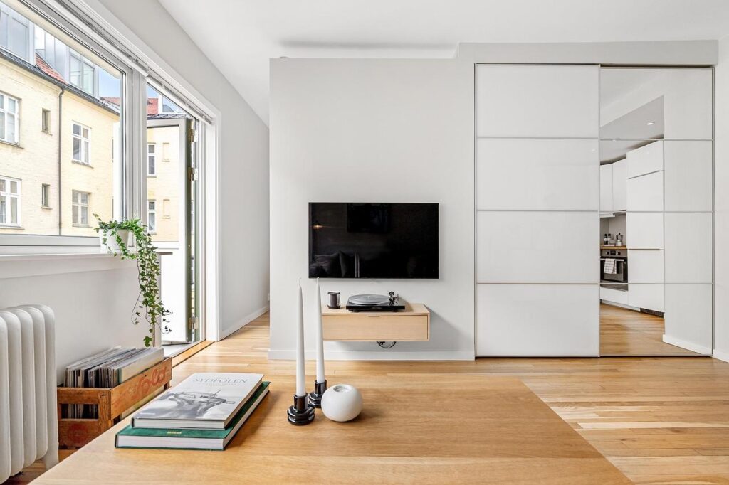 Oude meubels in een nieuw jasje: interieur met gerenoveerde meubels in warme ochtendlicht