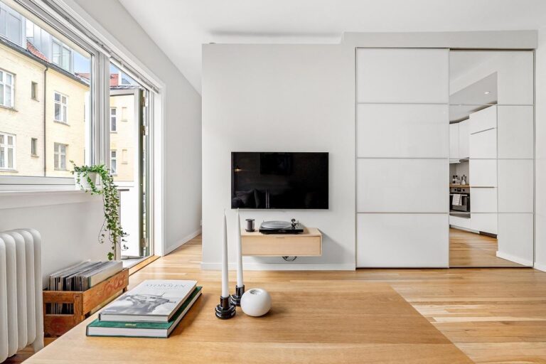 Contact Oude meubels in een nieuw jasje: interieur met gerenoveerde meubels in warme ochtendlicht
